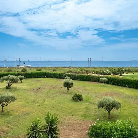 Modern Beachfront Family With Pool אנטיב
