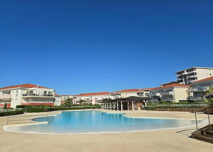 Apartman Modern Beachfront Family With Pool