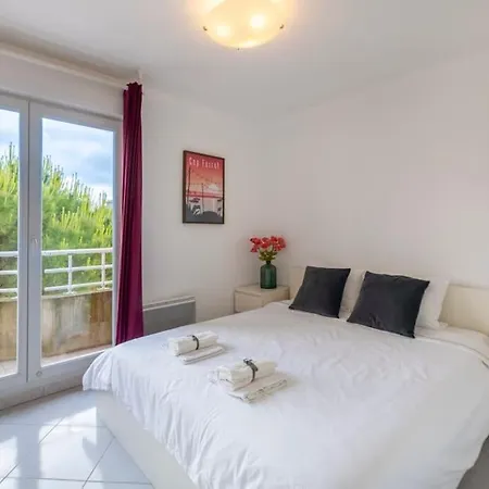 Apartman Modern Beachfront Family With Pool
