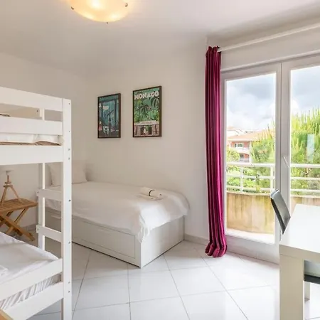 Modern Beachfront Family With Pool Apartman