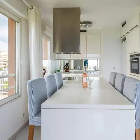 Modern Beachfront Family With Pool *