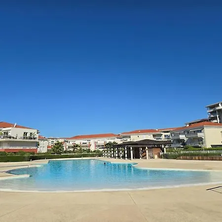 Apartman Modern Beachfront Family With Pool