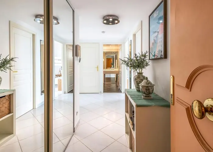 Modern Beachfront Family With Pool 昂蒂布